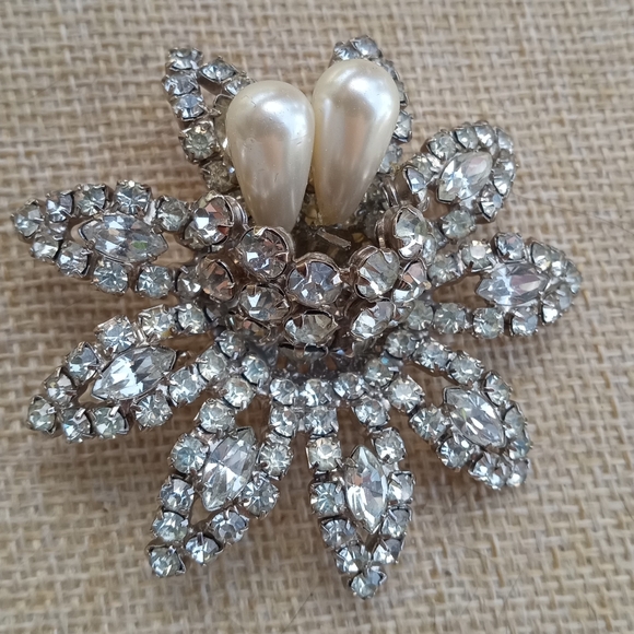 Weiss VTG Faux Pearls Rhinestones Unique Signed Mid-Century  Brooch - Picture 4 of 16
